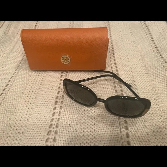 Tory Burch NEW w/tag sunglasses. Never worn. Tory Burch TY9046 Crystal Grey Frame Silver Flash Mirror  main image 2